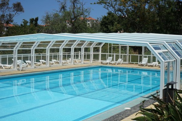 Quels sont les avantages des piscines en fibre de verre pour les climats tropicaux?